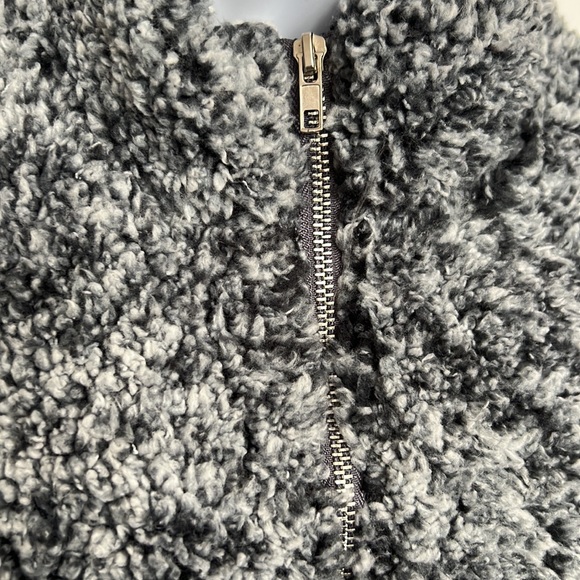 Fuzzy vest size M - Picture 2 of 6